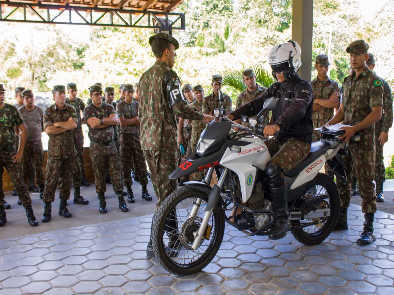 Militares do 1º B Log Sl participam de Estágio de Prevenção de Acidentes com Motocicletas
